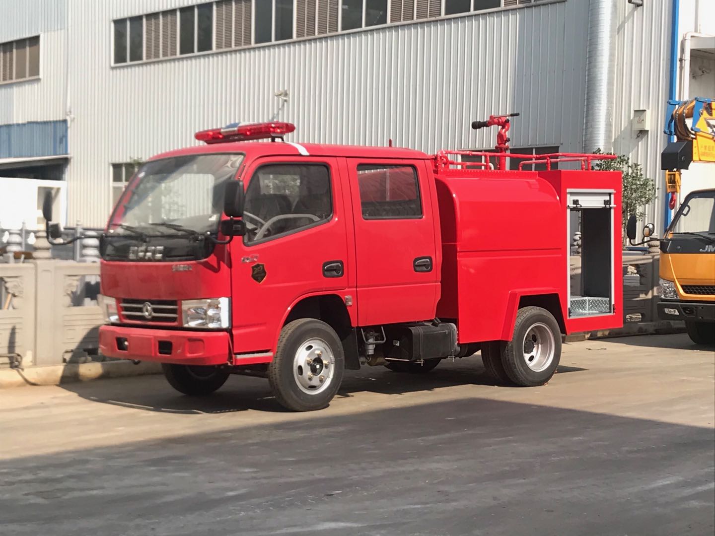 東風雙排2噸消防灑水車