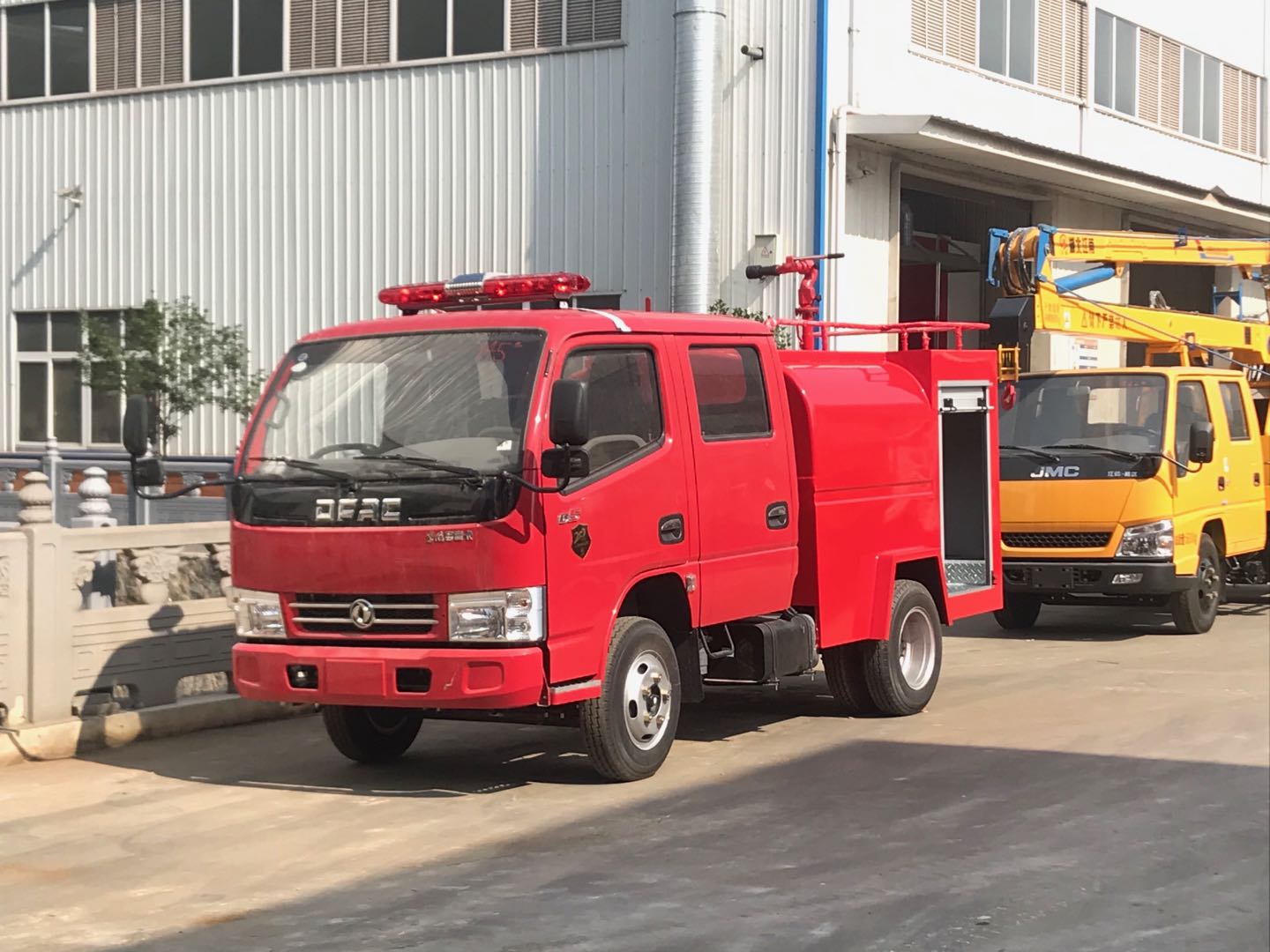 東風雙排2噸消防灑水車
