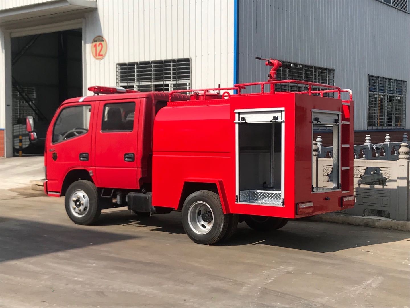 東風雙排2噸消防灑水車