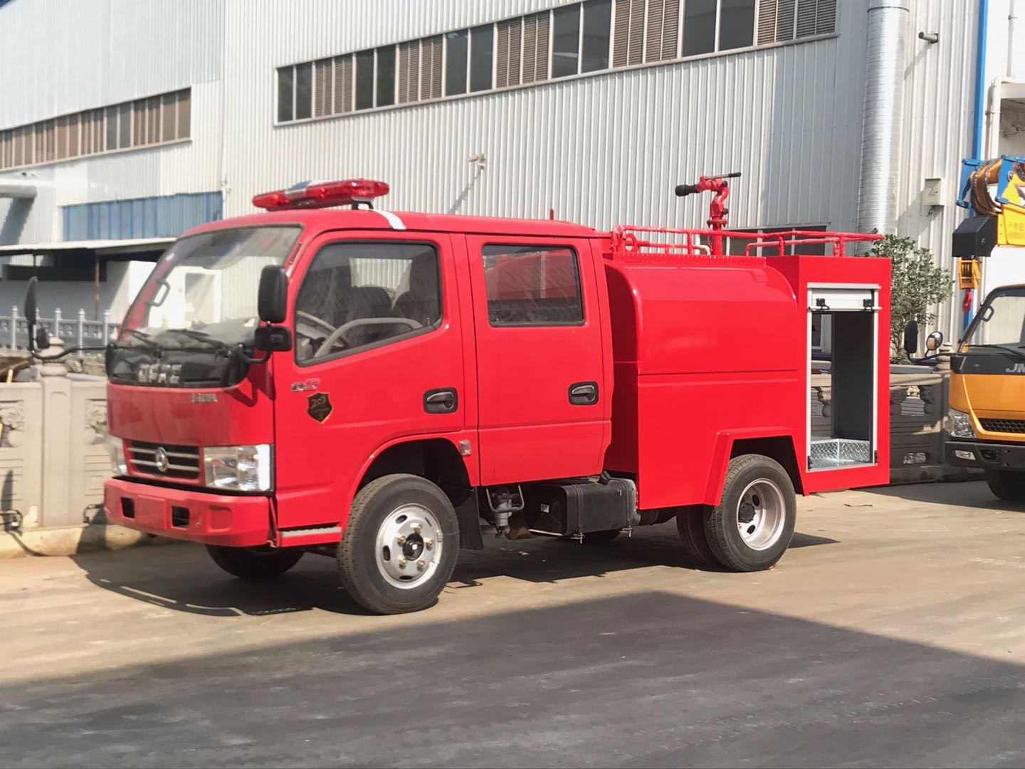 東風雙排2噸消防灑水車